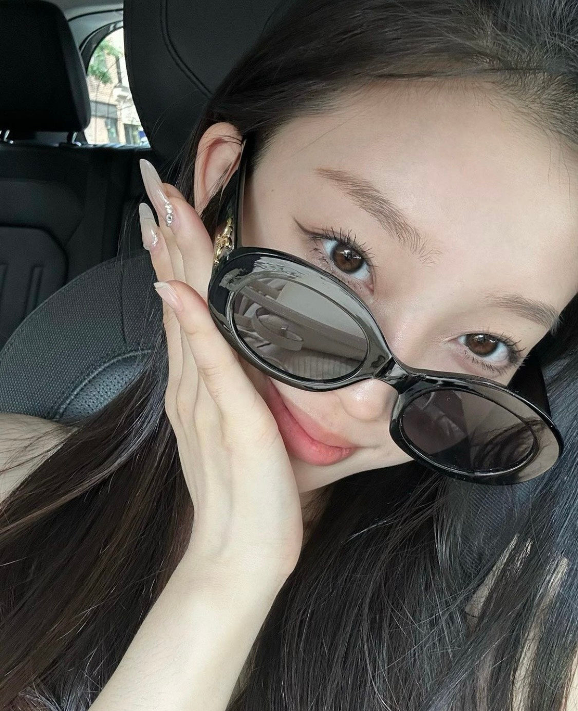 mẫu mang kính CELINE TRIOMPHE 01 SUNGLASSES IN ACETATE BLACK 4S194CPLB 38NO