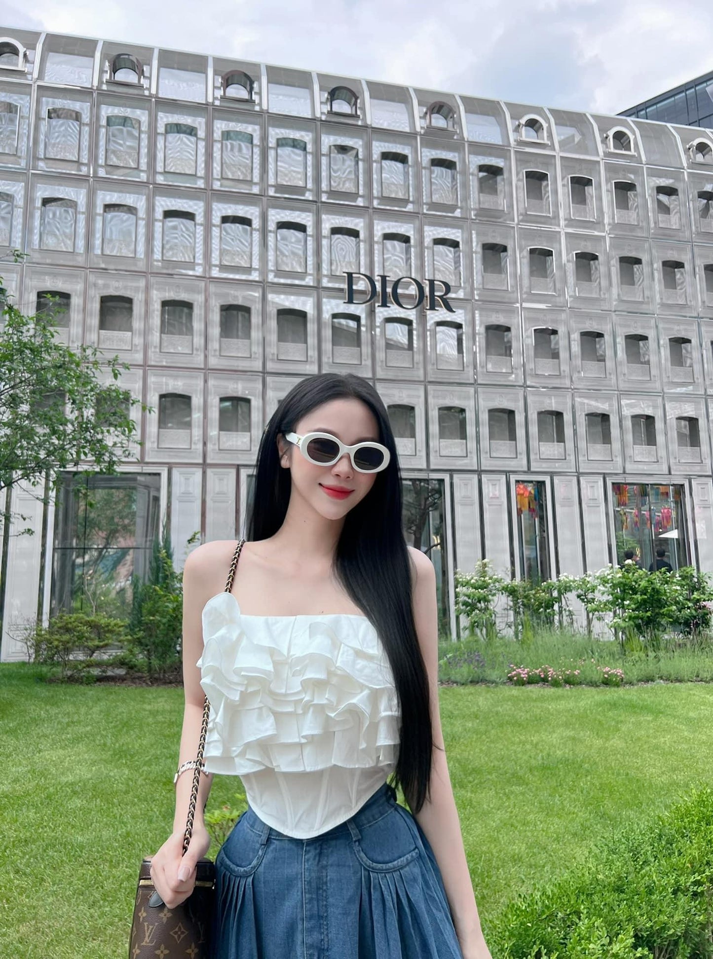 nữ đeo kính CELINE TRIOMPHE 01 SUNGLASSES IN ACETATE WHITE 4S194CPLB.01BC
