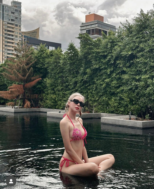 mẫu mang mắt kính râm CELINE TRIOMPHE 07 SUNGLASSES IN ACETATE BLACK 4S227CPLB 38NO