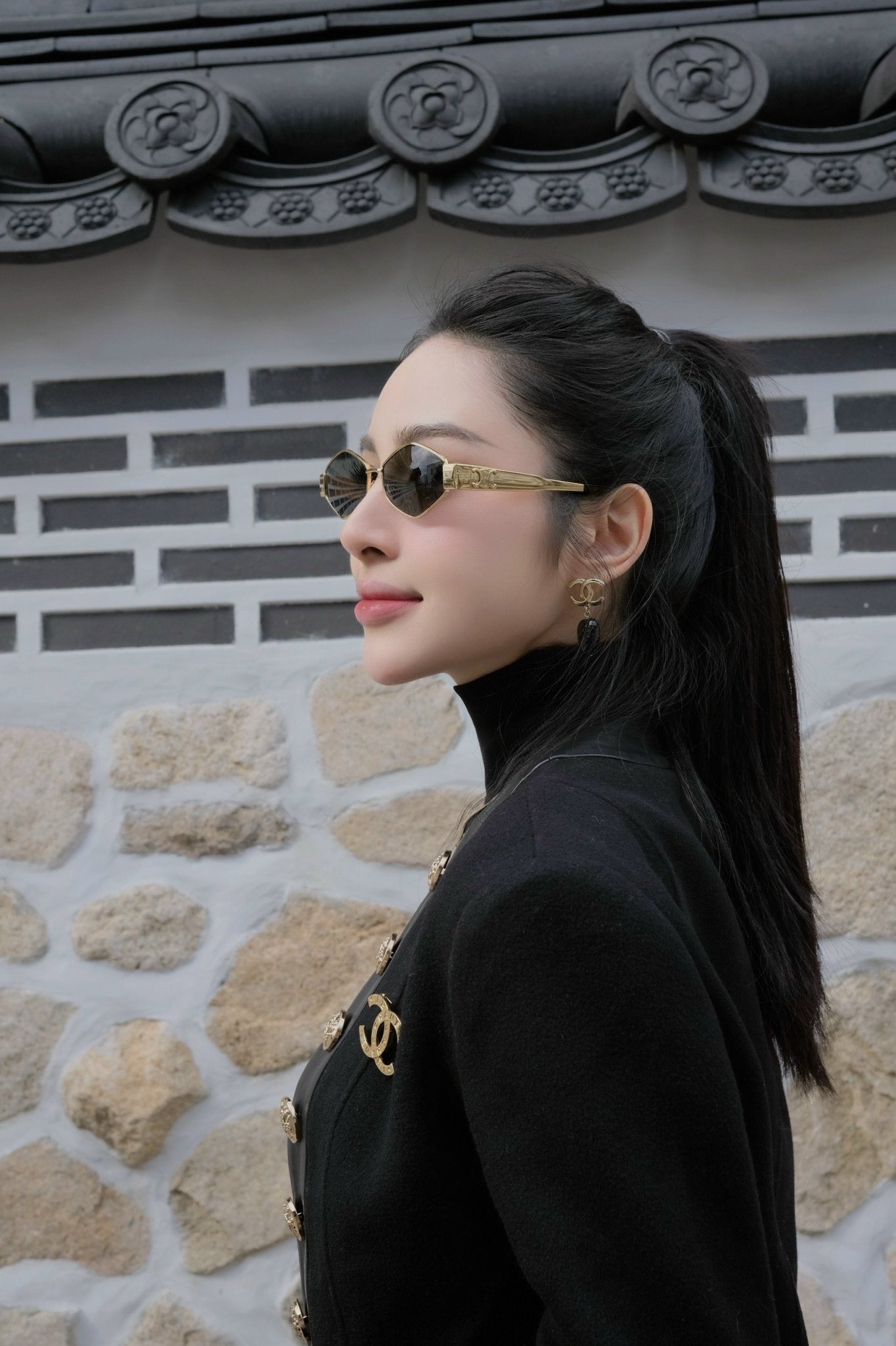 nữ đeo kính CELINE TRIOMPHE METAL 02 SUNGLASSES IN METAL GOLD 4S254CMLB.35SG