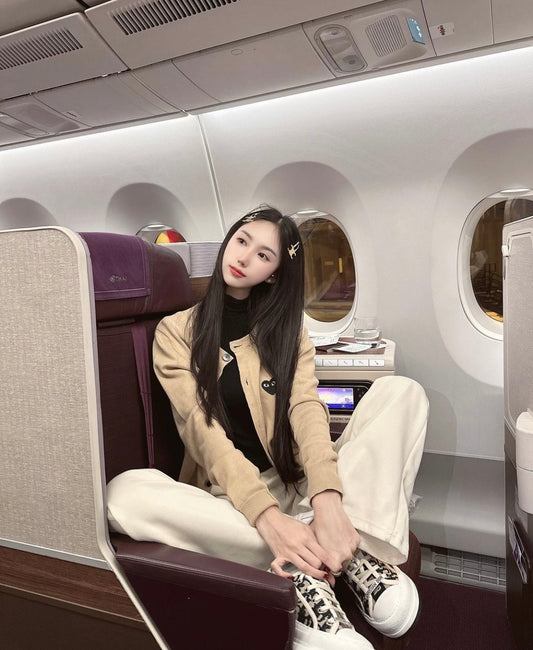 kẹp tóc nữ CELINE TRIOMPHE SET OF 2 SNAP HAIR CLIPS IN BRASS WITH GOLD FINISH 46Z656BSL.35OR authentic tại blankroom hà nội, việt nam