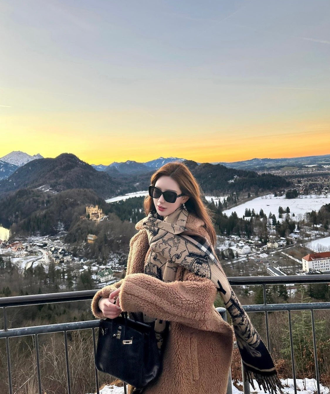 nữ đeo kính CHANEL CH5422B C501T8 SQUARE SUNGLASSES