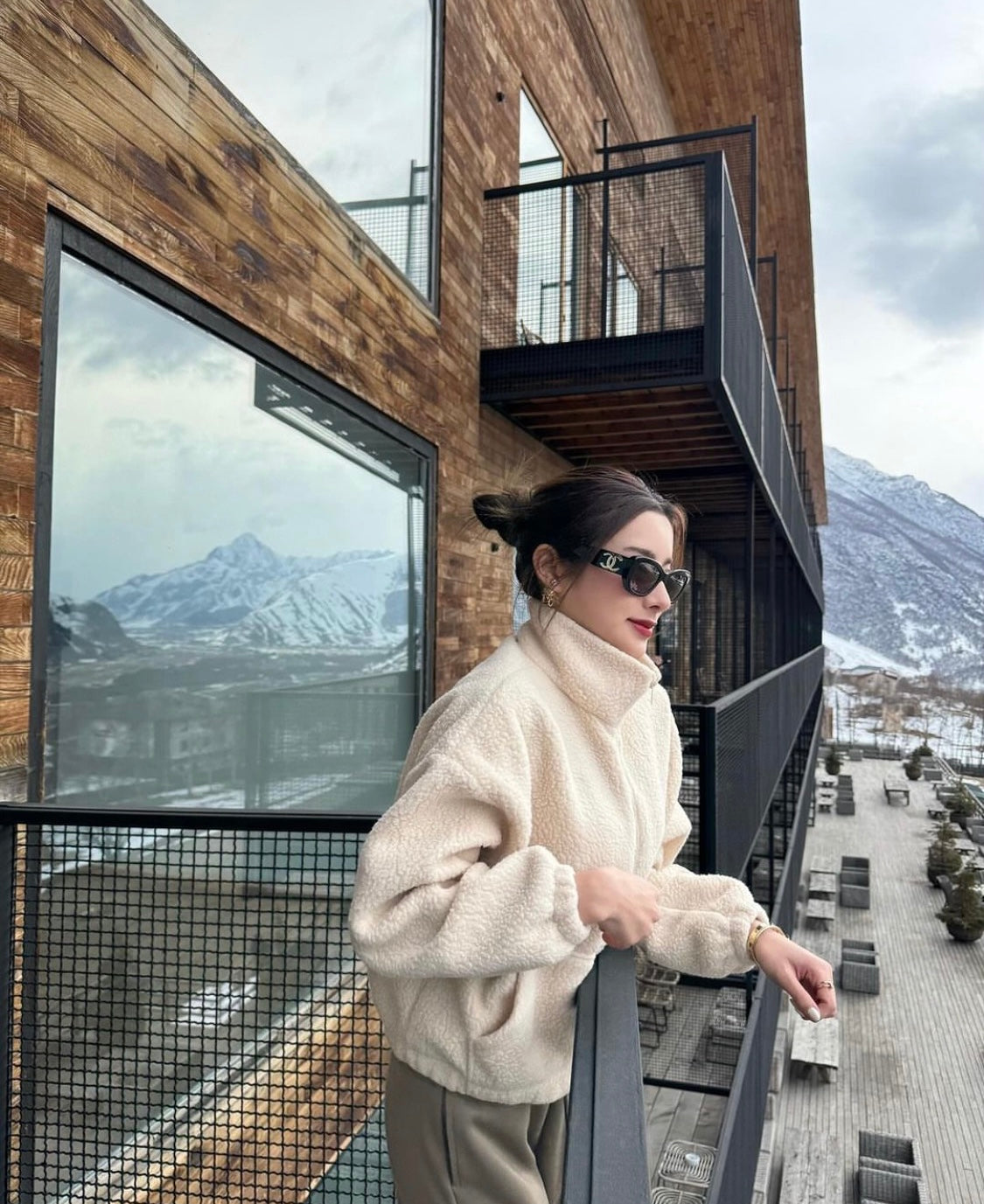nữ đeo kính CHANEL CH5493 C622S5 SUNGLASSES