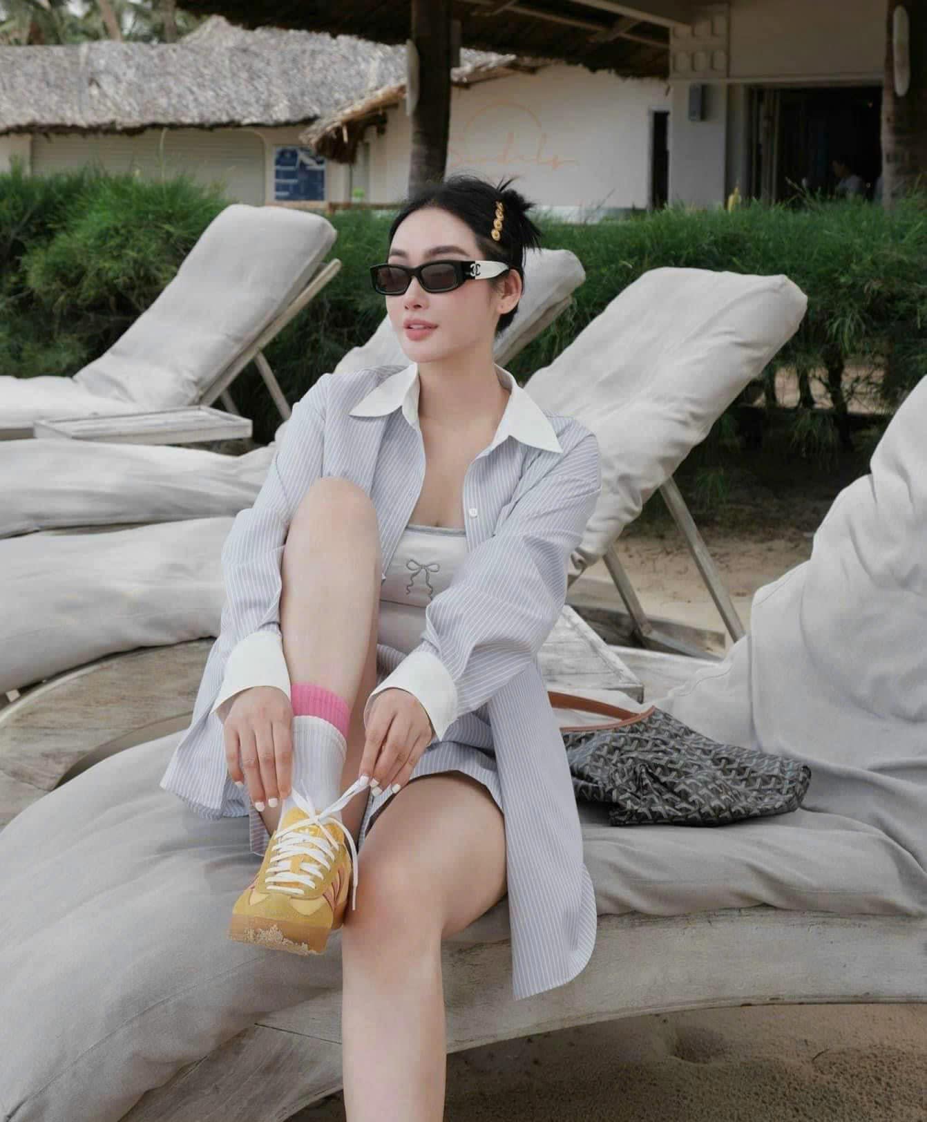 nữ đeo kính CHANEL CH5525 1656T8 BLACK WHITE SUNGLASSES