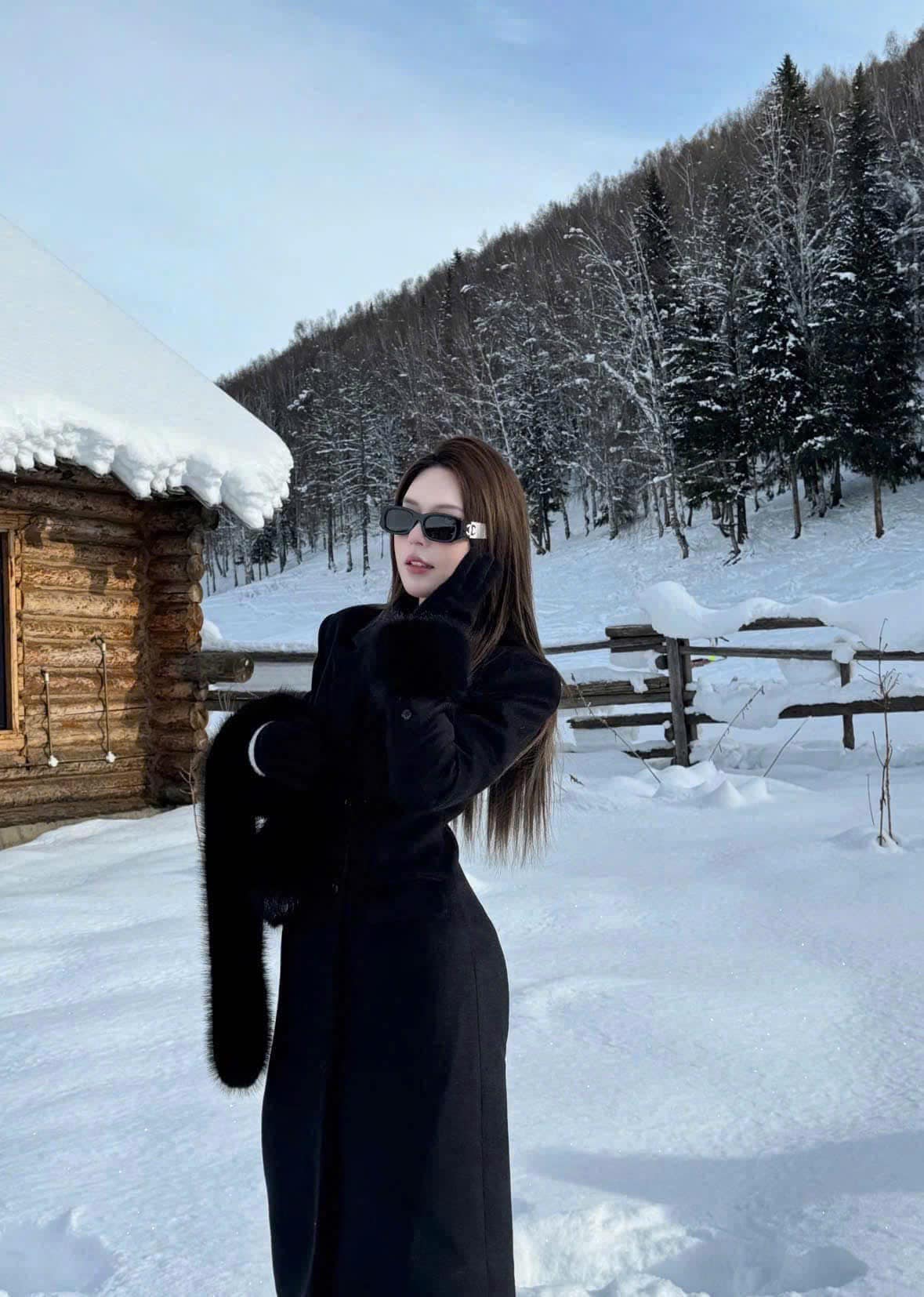 mẫu mang kính CHANEL CH5525 1656T8 BLACK WHITE SUNGLASSES