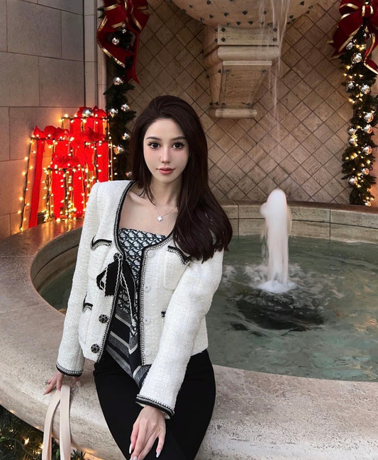 mẫu nữ mang DIOR OBLIQUE DIORTWIN 90 SQUARE SCARF GRAY & NAVY authentic tại blank room việt nam