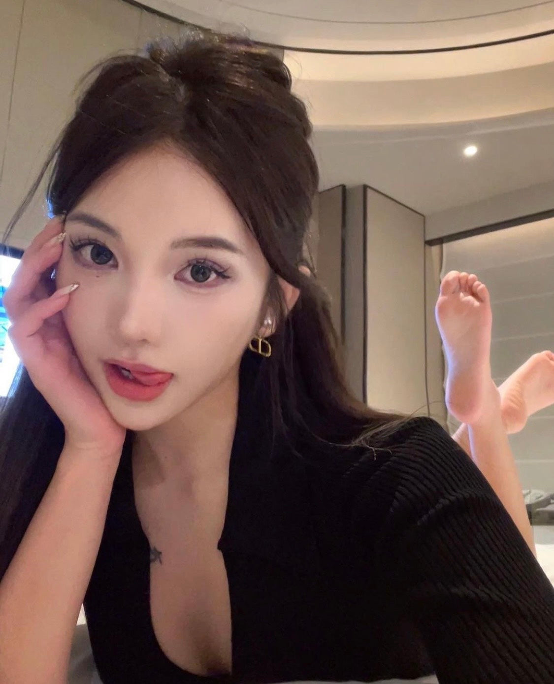 nữ đeo khuyên tai DIOR TRIBALES EARRINGS ANTIQUE GOLD & WHITE E1293TRIRS_D908