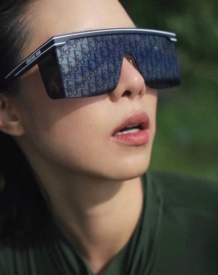 wearing DIORCLUB M1U 31B8 SUNGLASSES CLUBM1UXT