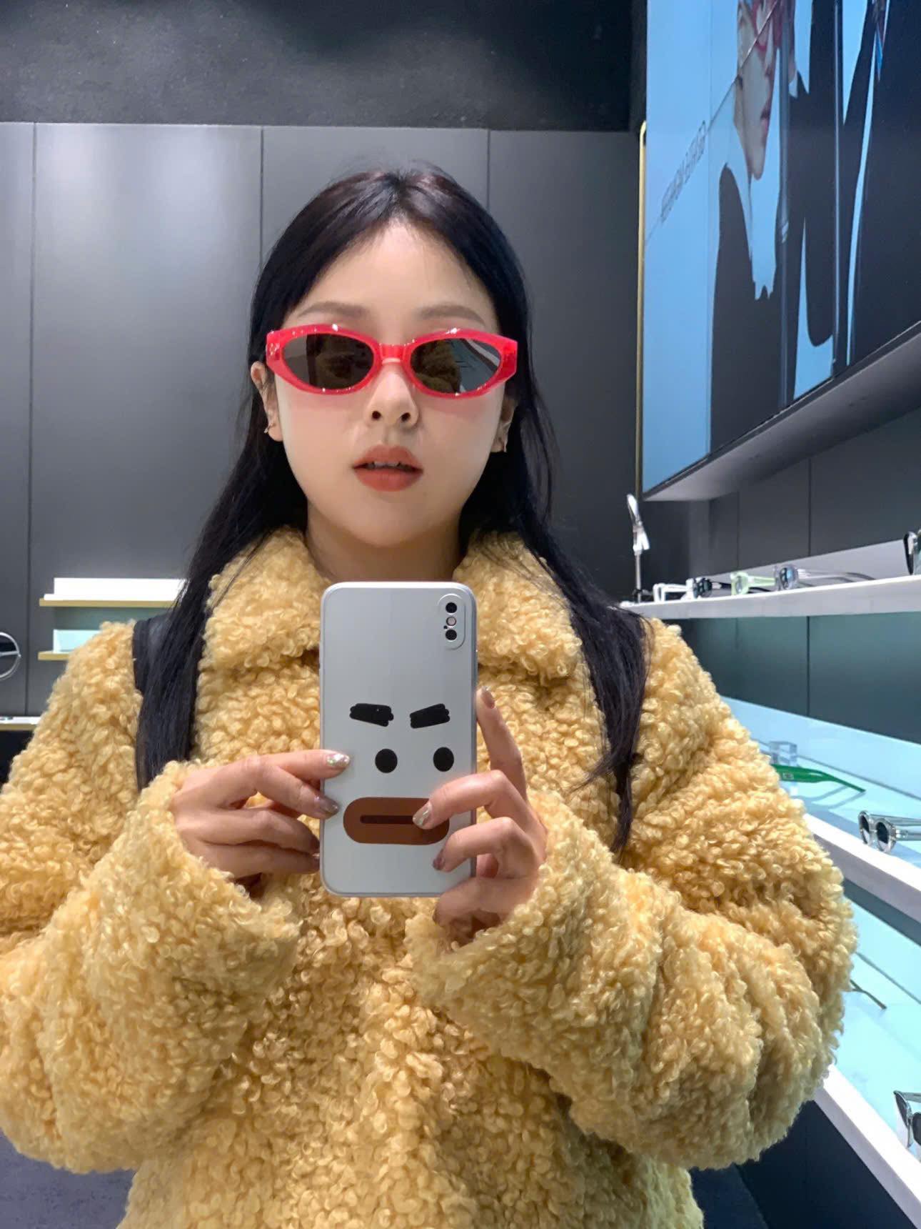 mẫu mang kính GENTLE MONSTER DUNS (R6)