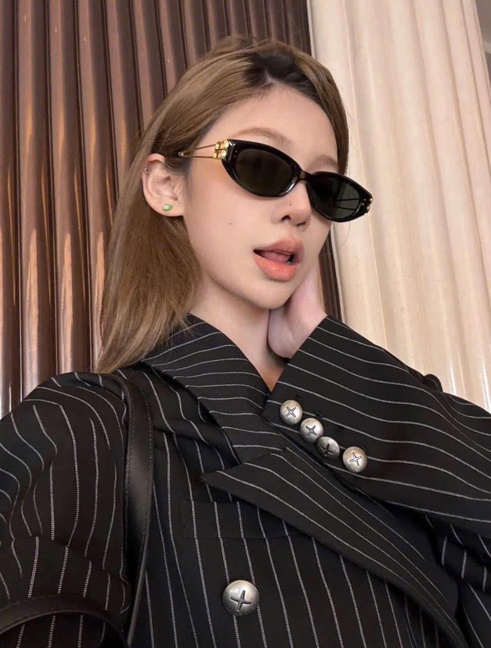 mẫu mang kính râm GENTLE MONSTER KUNST 01(GD)