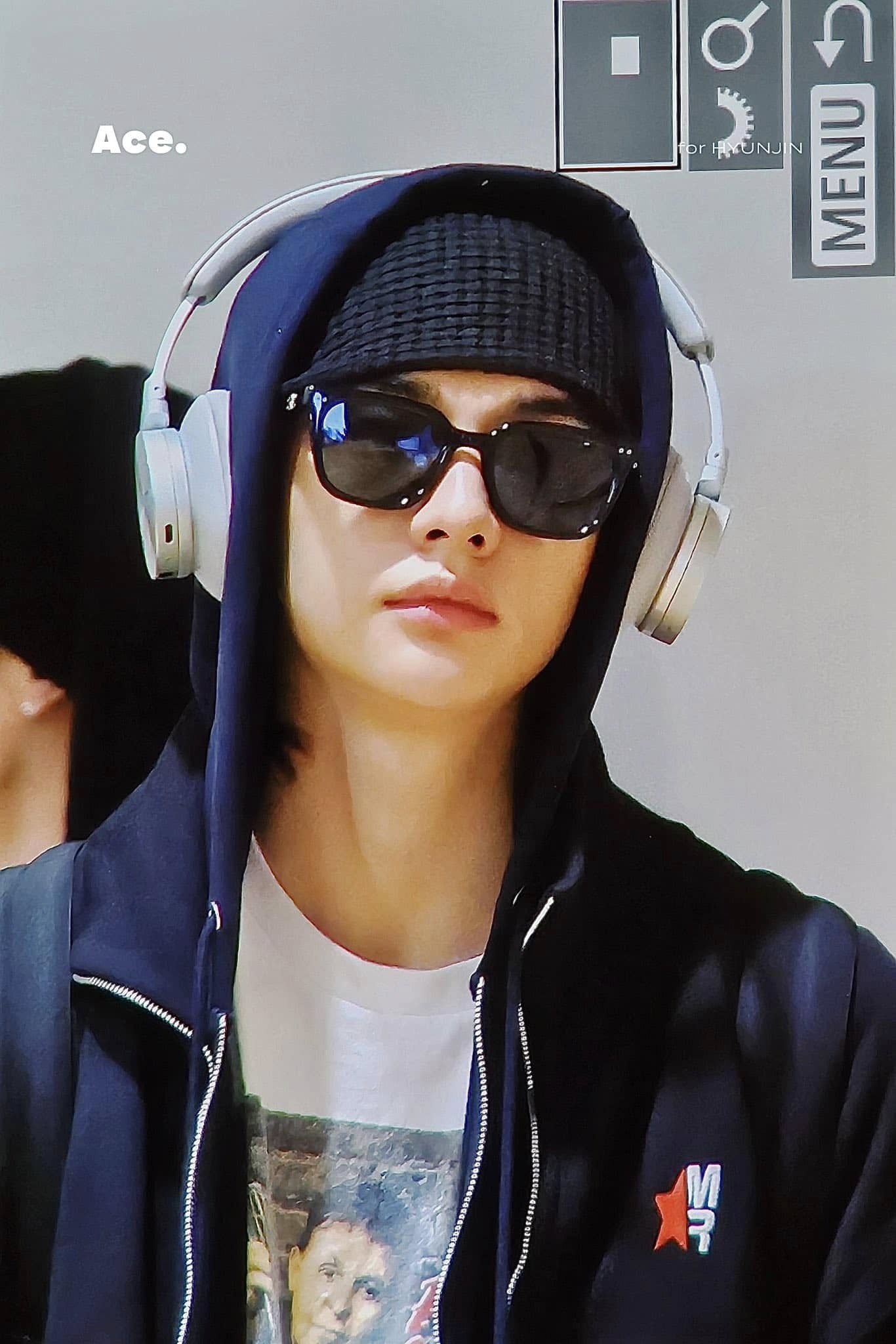 Hyunjin đeo kính GENTLE MONSTER NUBO (01)