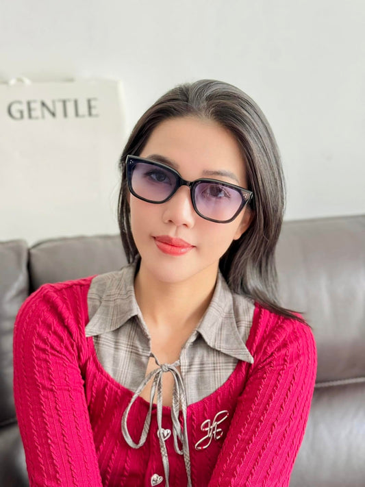 wearing GENTLE MONSTER NUMER 01(BLG)