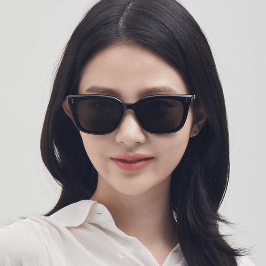 Woman wearing Gentle Monster (GM) Tote 01 with a plain background