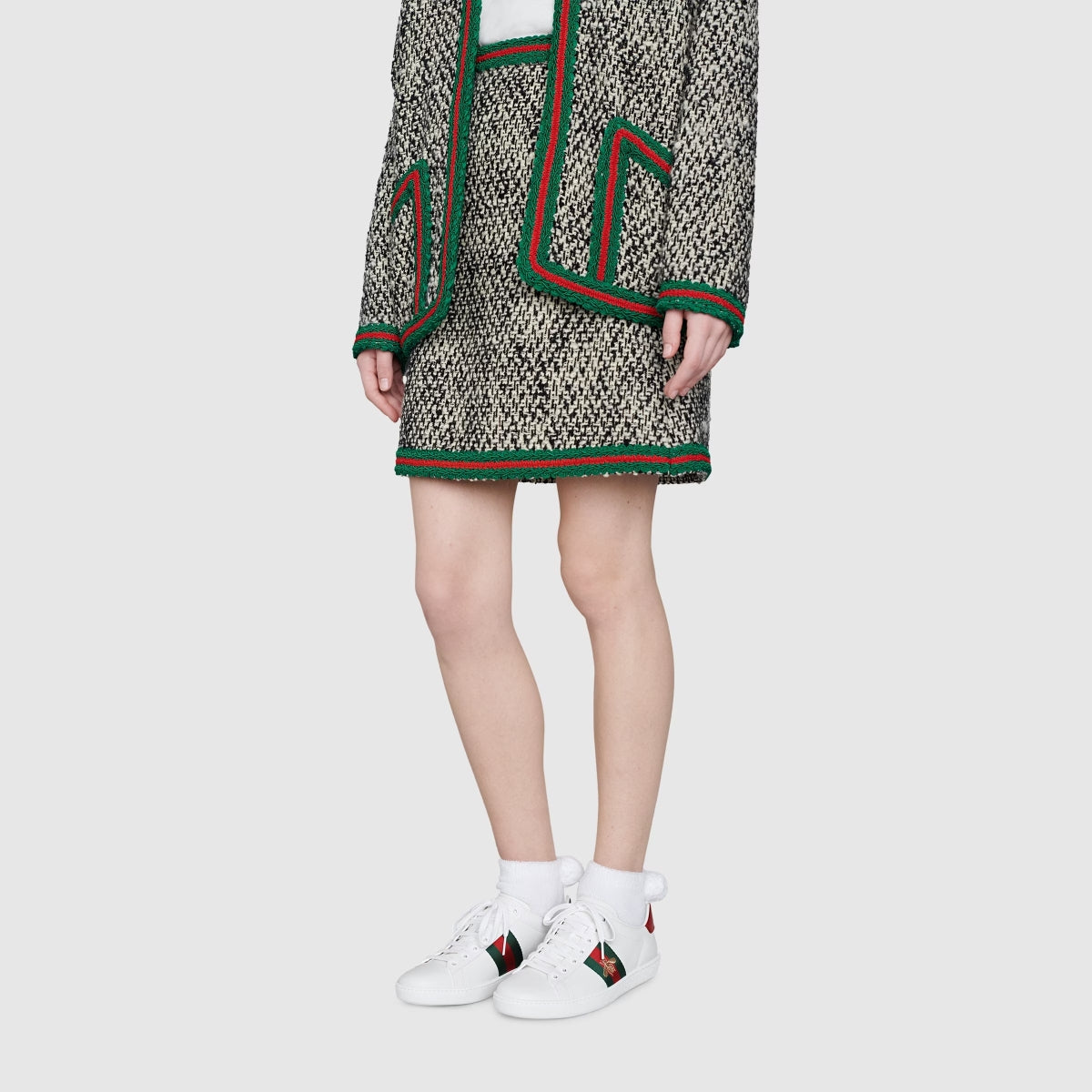 nữ mang giày GUCCI ACE SNEAKER WITH BEE IN WHITE. Women: 431942 02JP0 9064, Men: 429446 02JP0 9064