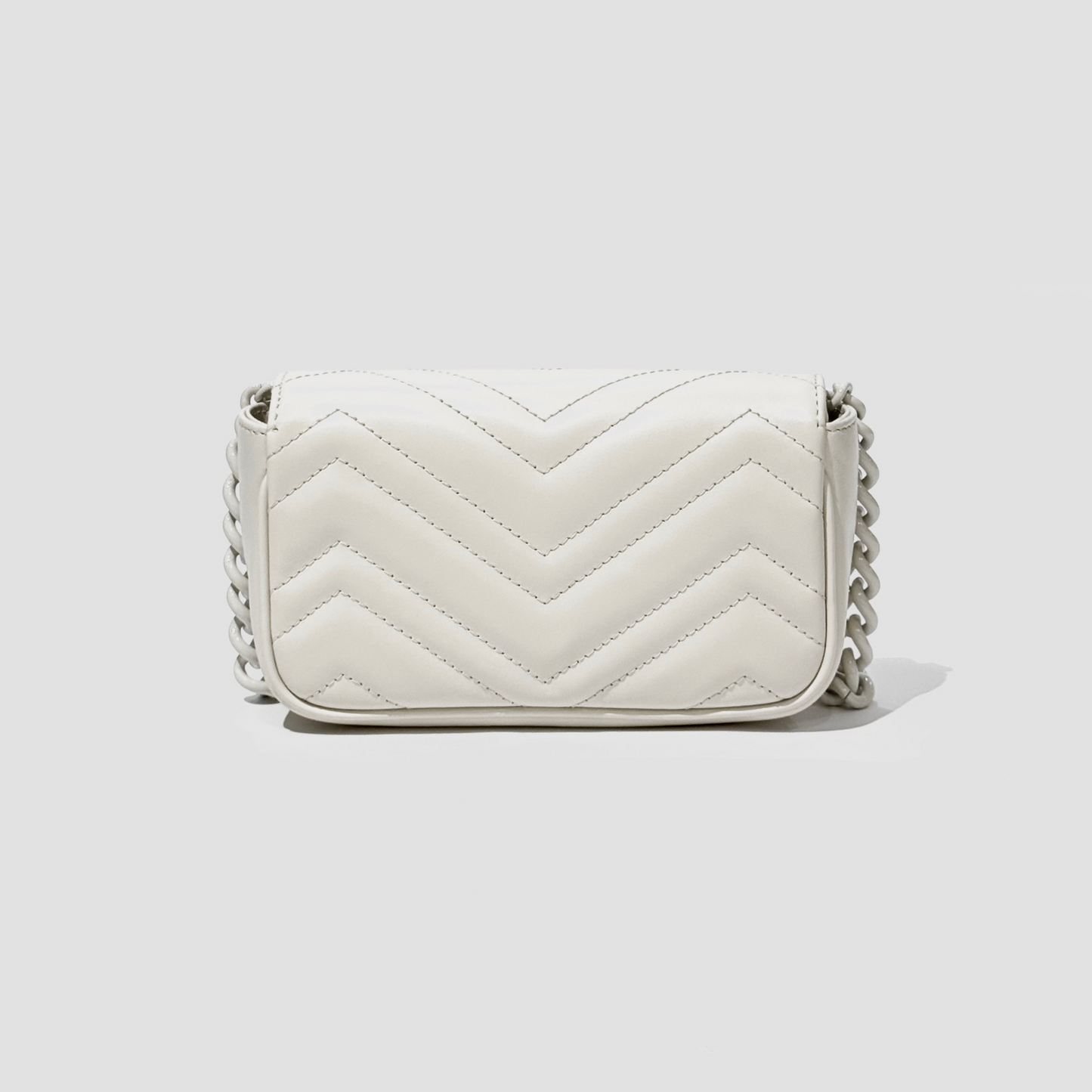 GUCCI MARMONT BELT BAG WHITE 699757 UM8KV 9022 with chain strap on a light gray background