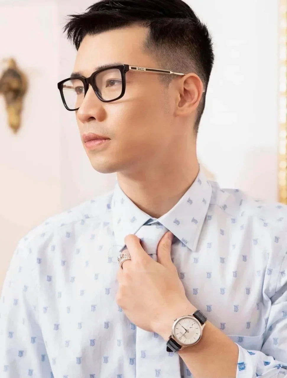 nam đeo kính