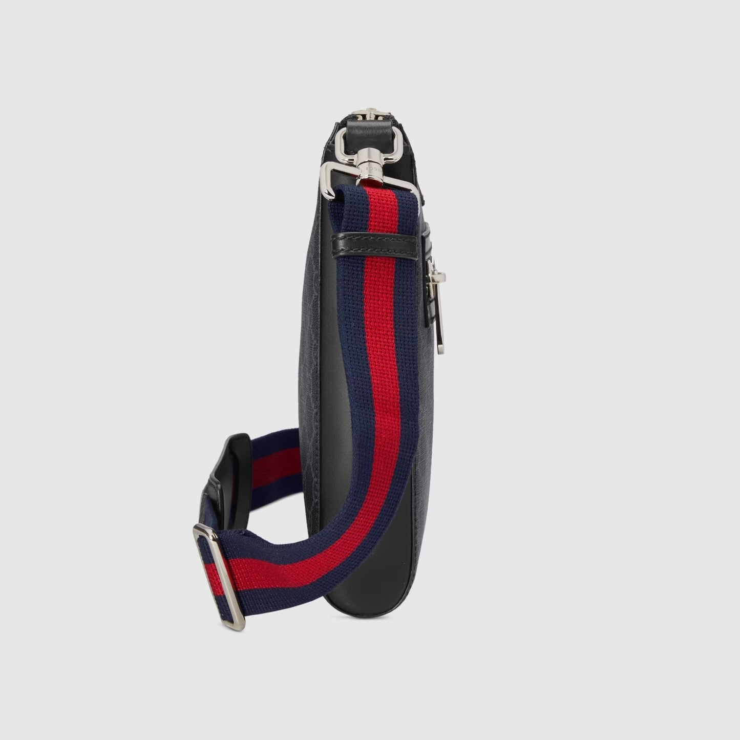 mặt bên hông túi GUCCI BLACK SUPREME SMALL MESSENGER BAG 523599 K5RLN 1095
