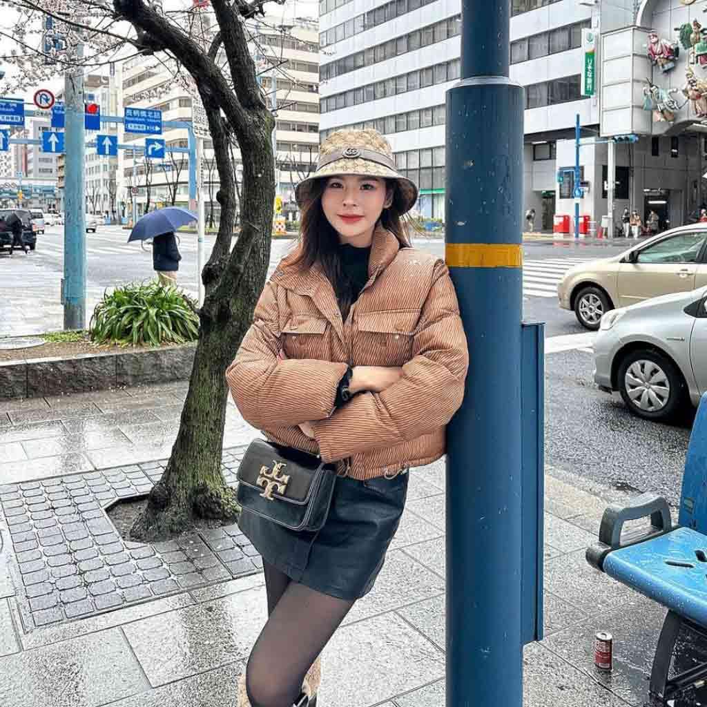 nữ đội nón