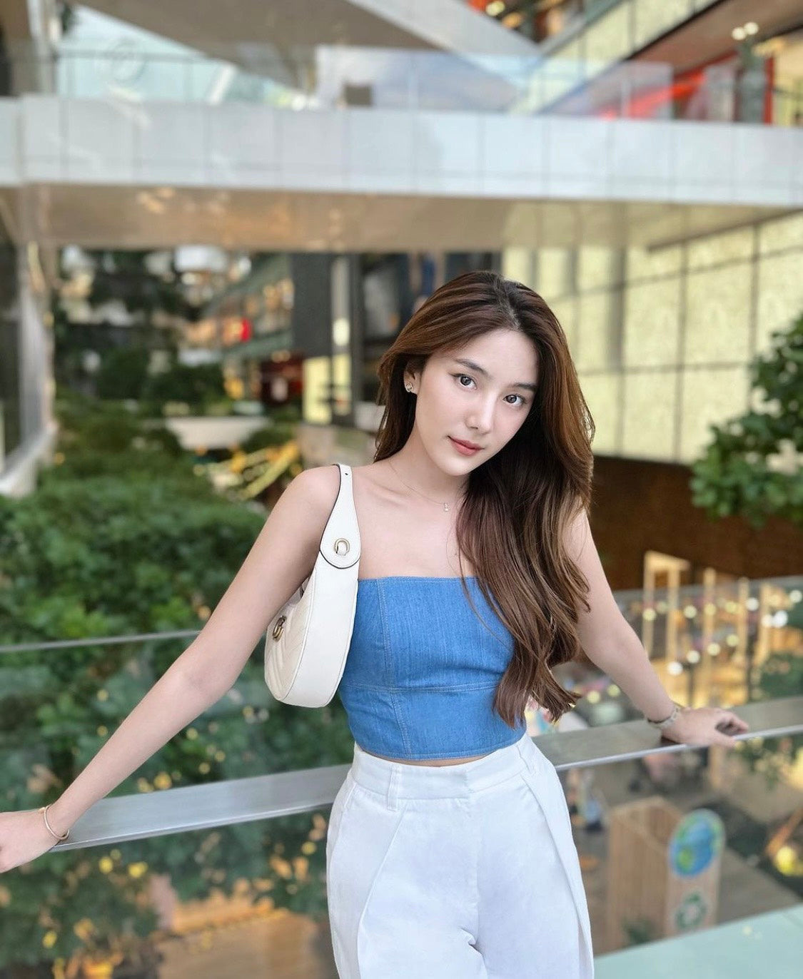nữ đeo túi GUCCI GG MARMONT HALF-MOON MINI BAG WHITE 699514 DTDHT 9022