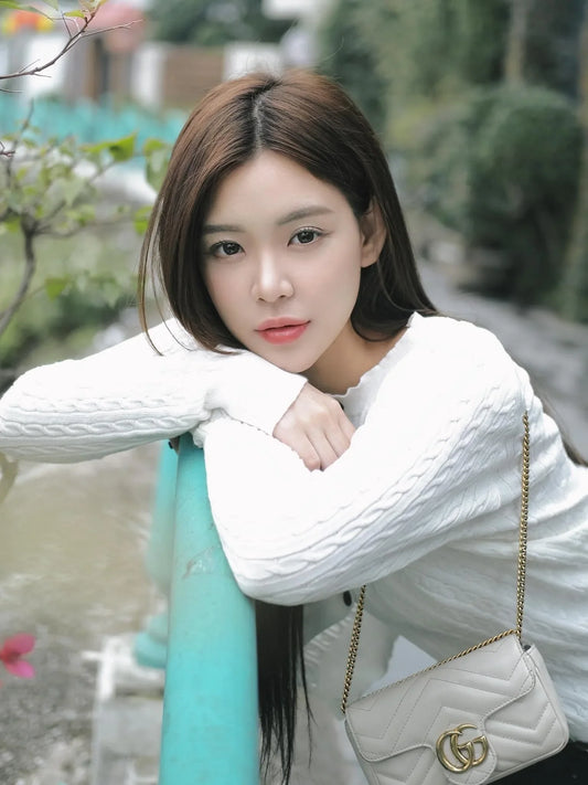 wearing GUCCI GG MARMONT MATELASSÉ LEATHER MINI BAG IN WHITE 476433 DTDCT 9022