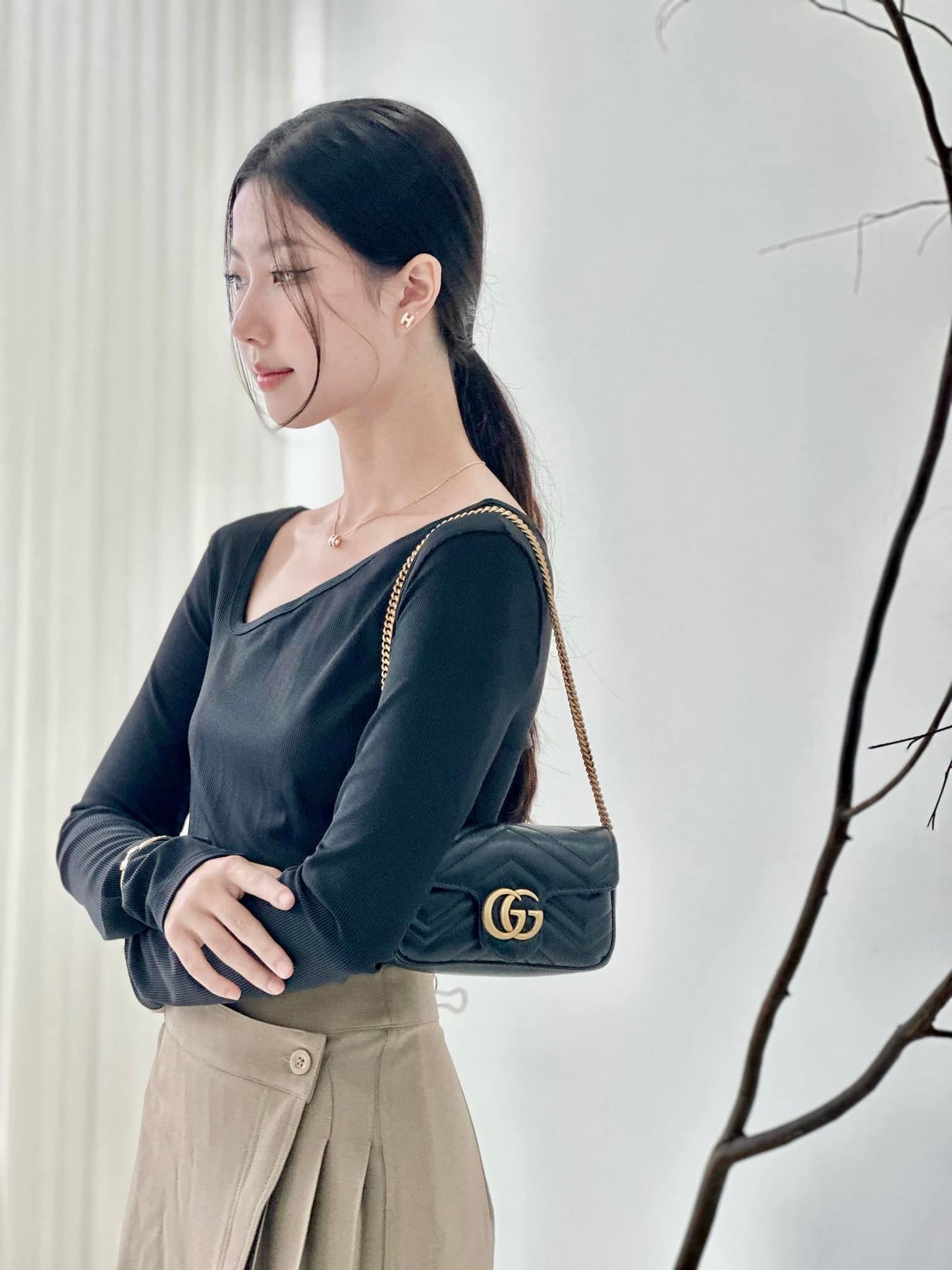 mẫu mang túi GUCCI GG MARMONT MATELASSÉ BLACK MINI BAG 476433-DTDCT-1000