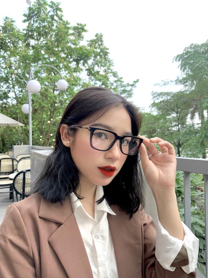nữ đeo kính