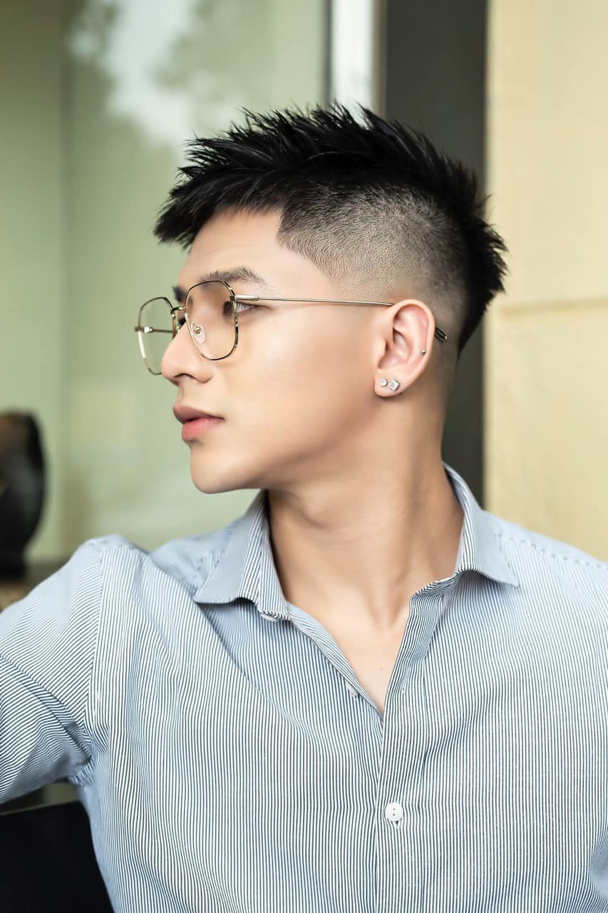 nam đeo kính