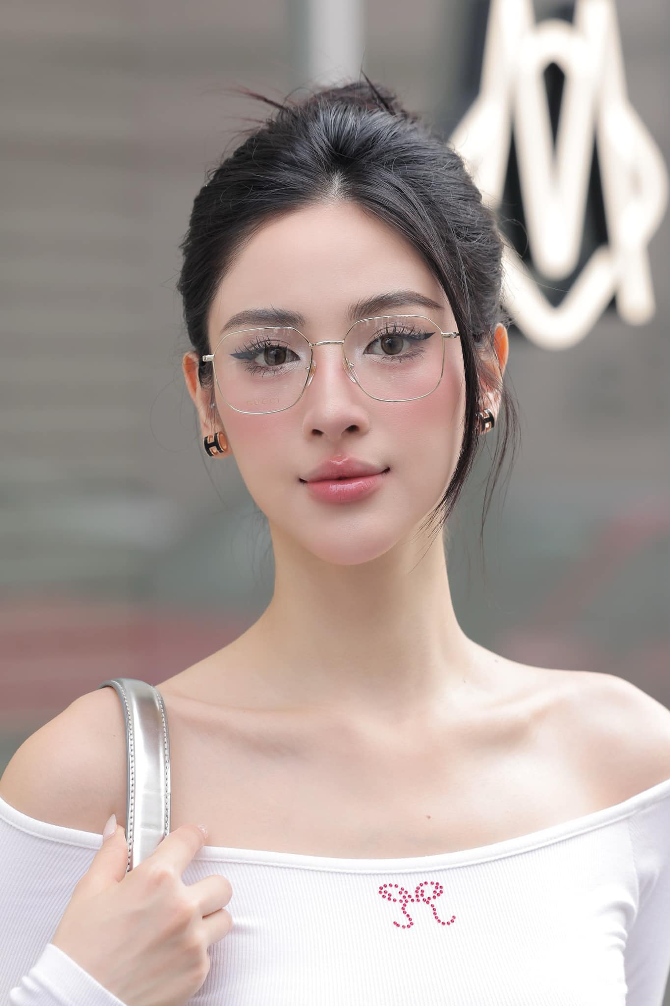 nữ đeo kính