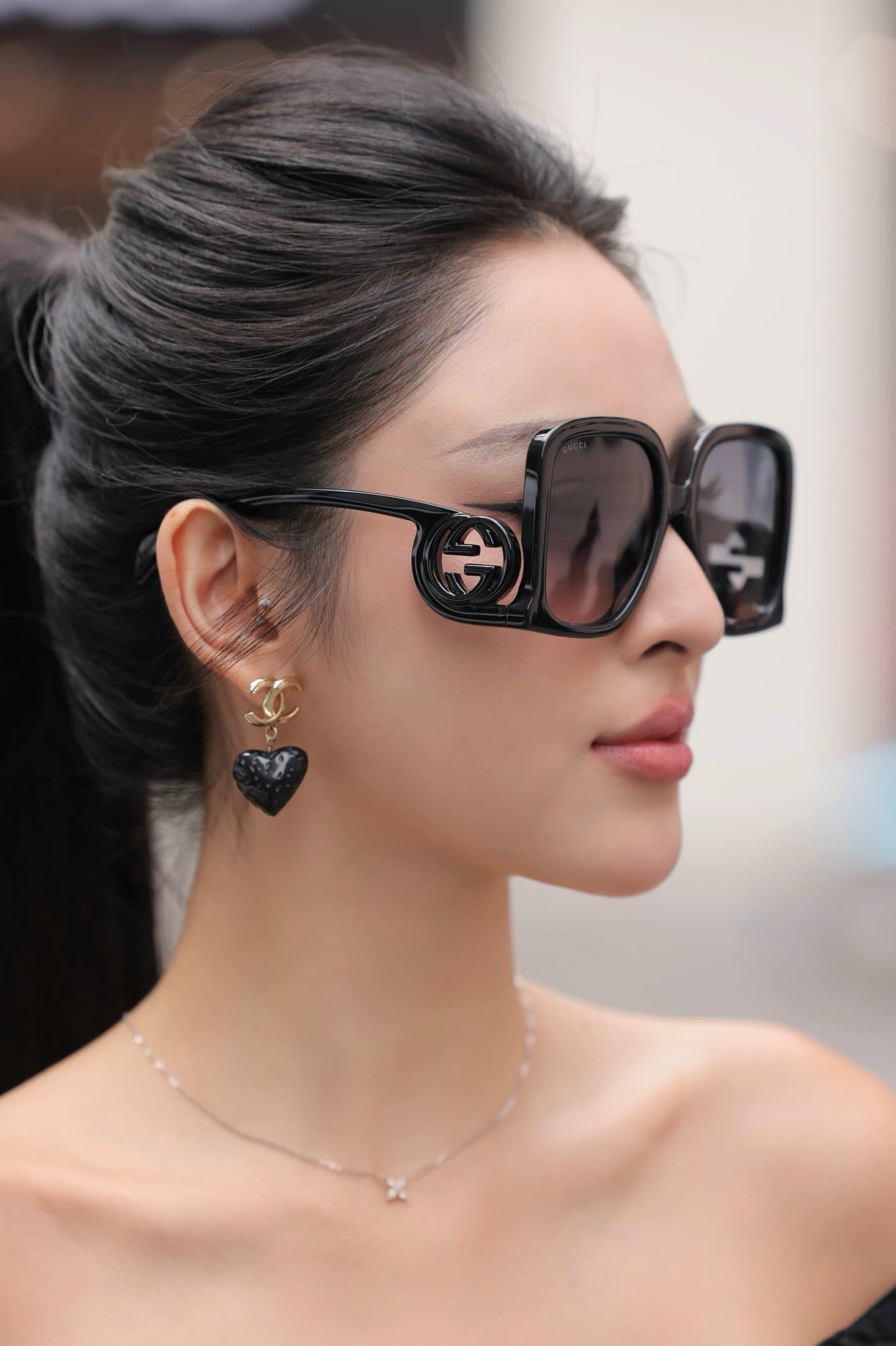 nữ đeo kính GUCCI GG1326S 001 GRADIENT GG OVERSIZE BLACK SUNGLASSES