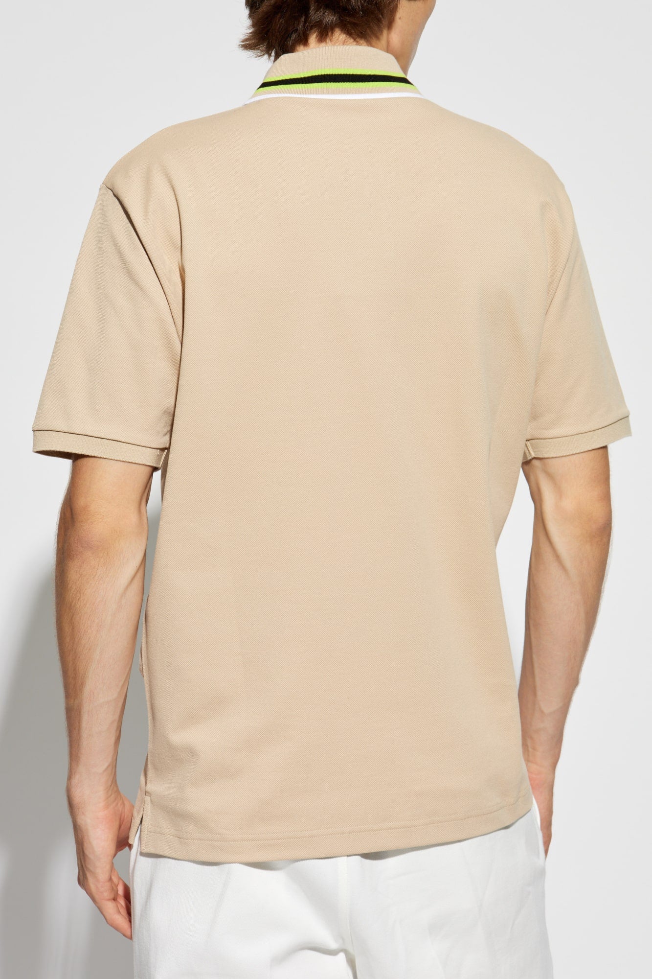 mặt đằng sau lưng áo