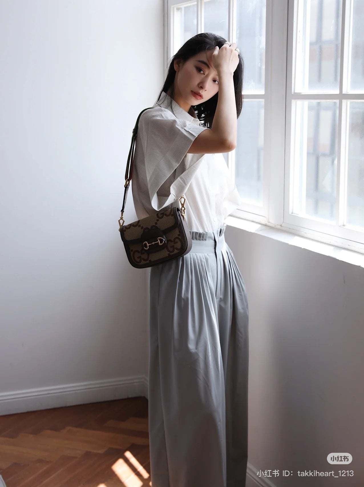 mẫu đeo túi xách Gucci Horsebit 1955 Small Shoulder Bag Jumbo Camel 658574 UKMDG 2570