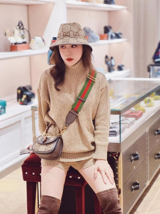 wearing GUCCI JUMBO GG CANVAS BUCKET HAT IN CAMEL 681256 3HAGJ 2564