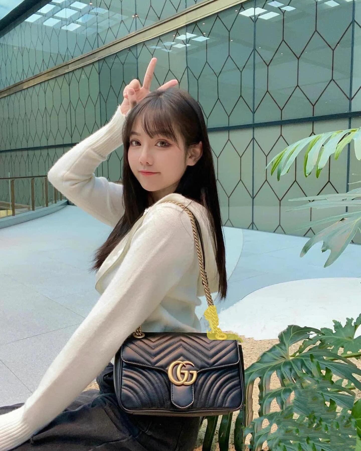 nữ đeo túi GUCCI MEDIUM MARMONT MATELASSÉ BLACK SHOULDER BAG 443497 DTDIT 1000