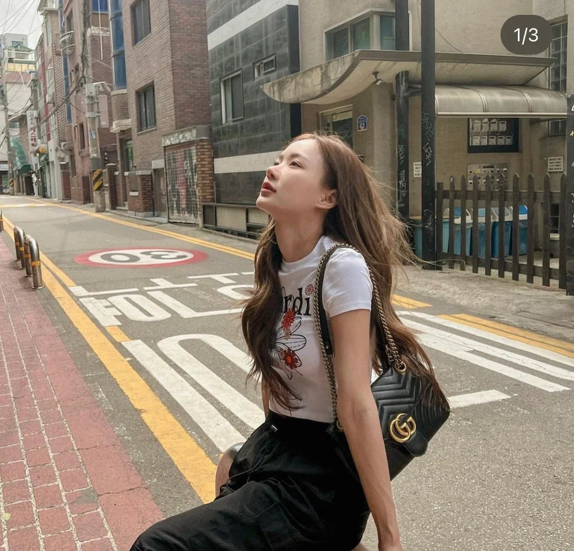 mẫu mang túi GUCCI MEDIUM MARMONT MATELASSÉ BLACK SHOULDER BAG 443497 DTDIT 1000