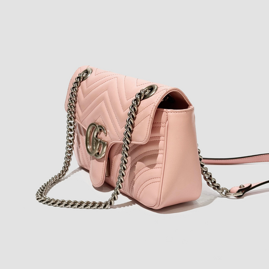 GUCCI MEDIUM MARMONT MATELASSÉ PINK SHOULDER BAG 443497 DTDIY 5815 with gold chain strap on a light gray background