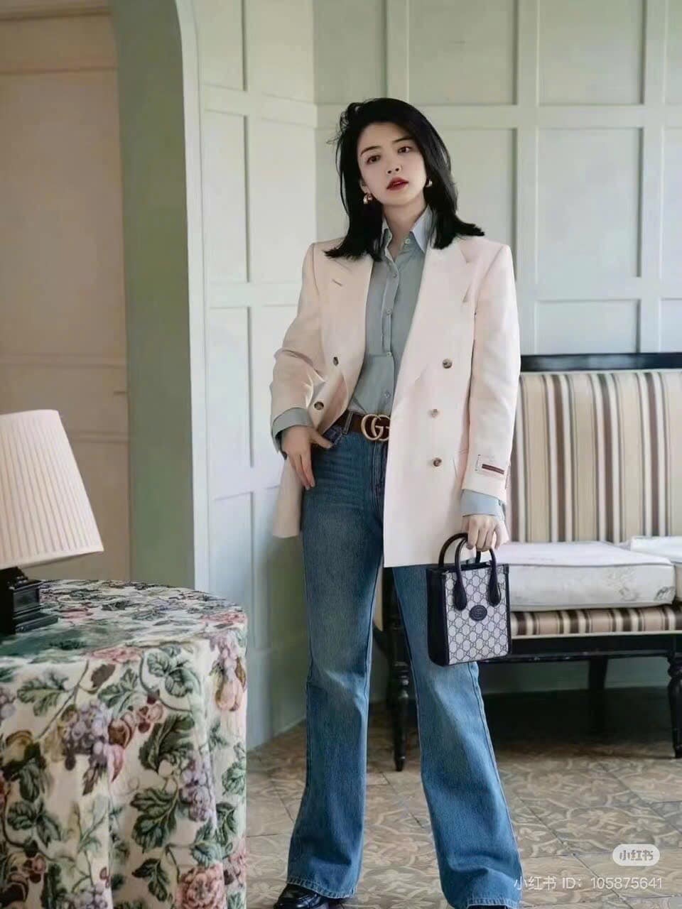 nữ đeo túi GUCCI MINI TOTE BLUE BAG WITH INTERLOCKING G 671623 K9GSN 4075