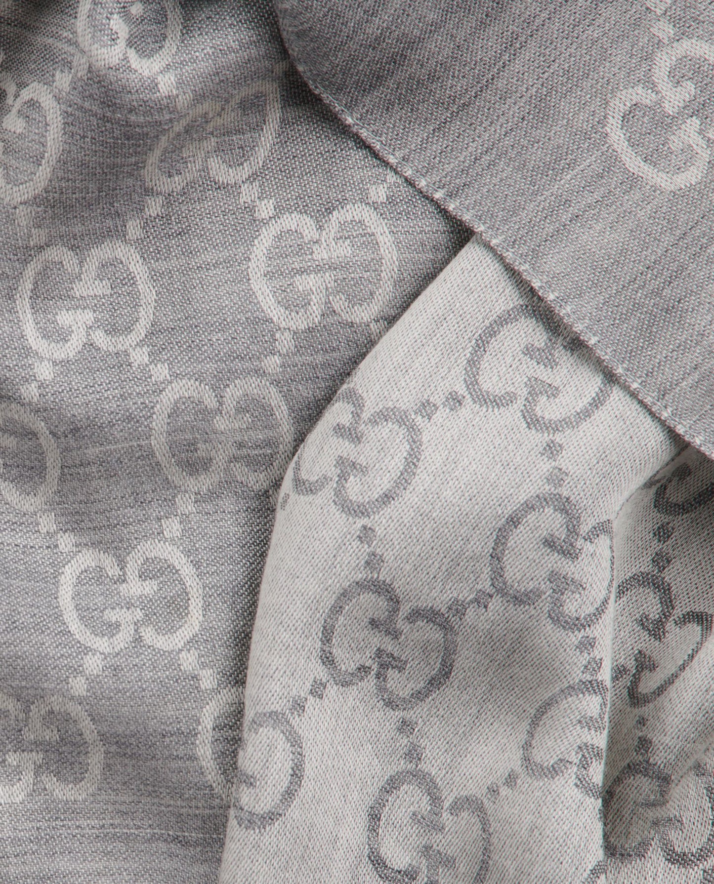 Khăn quàng cổ gucci mufler stole grey scarf hàng hiệu Authentic hiện đang có sẵn tại cửa hàng BlankRoom Việt Nam giá 4.500.000 VNĐ. Code: 165904 3G646 1400