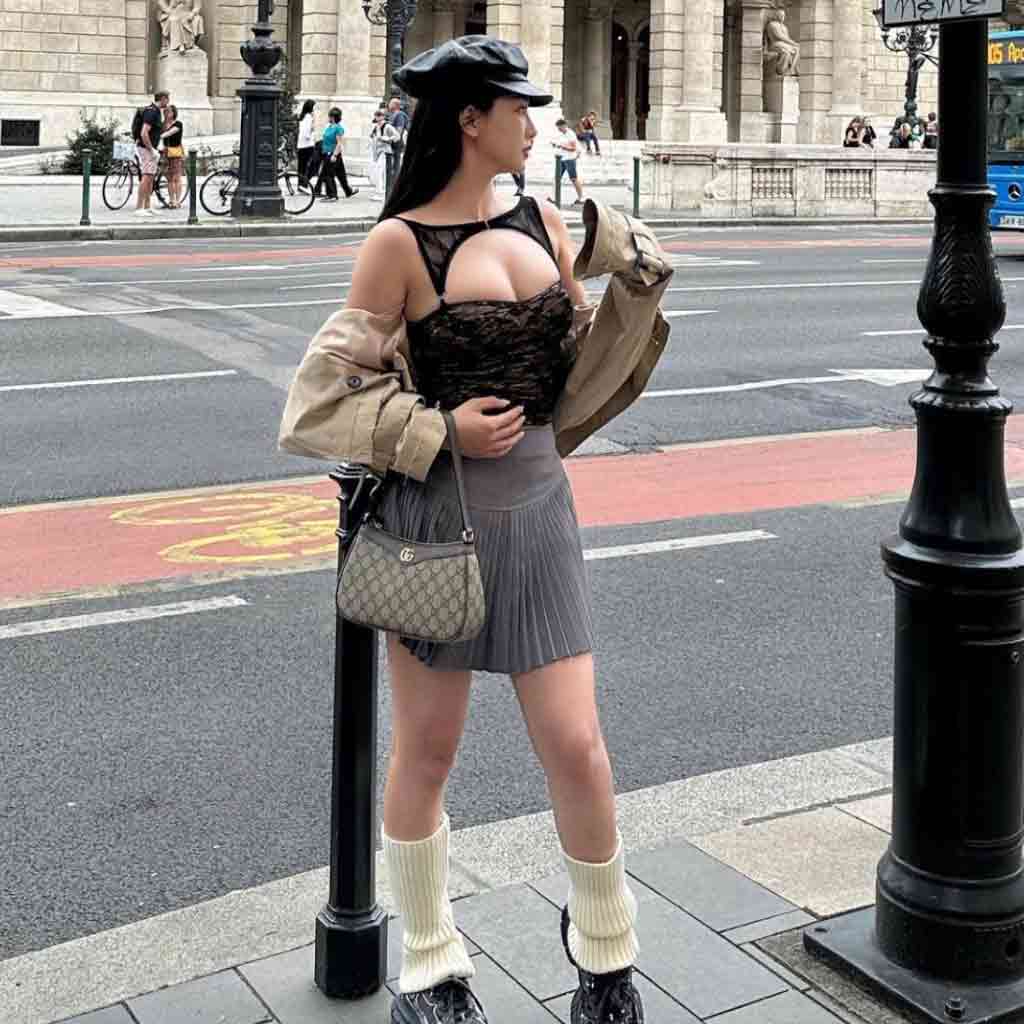 mẫu nữ đeo túi