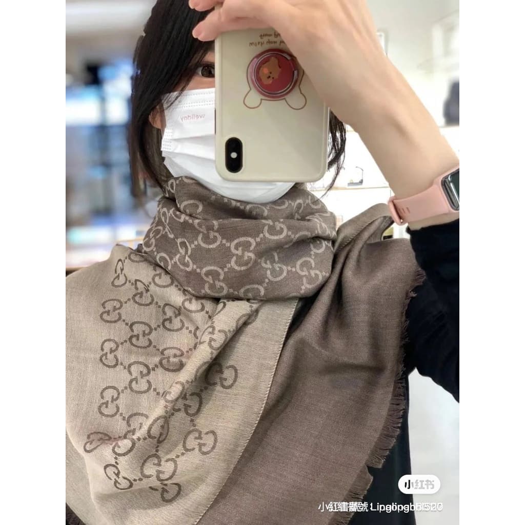 khăn chữ nhật GUCCI SCARF LIGHT BROWN AND DARK BROWN hàng hiệu chính hãng Authentic có sẵn tại BlankRoom Hà Nội, Việt Nam. 165904 3G646 9664