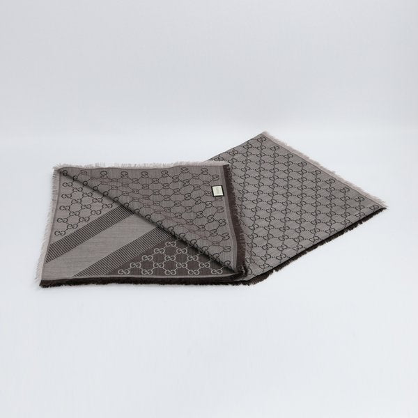 khăn vuông GUCCI SCARF SQUARE BROWN AND LIGHT GREY hàng hiệu chính hãng Authentic có sẵn tại BlankRoom Hà Nội, Việt Nam.281942 3G704 9564
