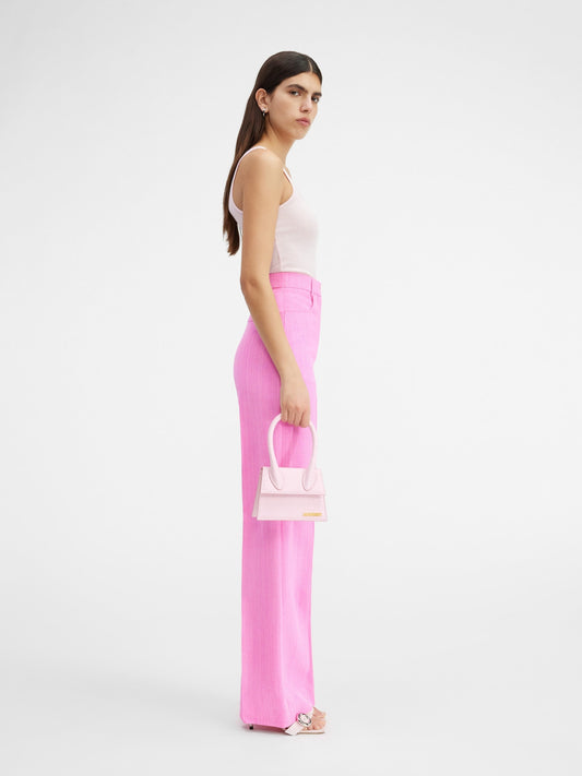 wearing JACQUEMUS LE CHIQUITO CROC LIGHT PINK 213BA002-3129-405
