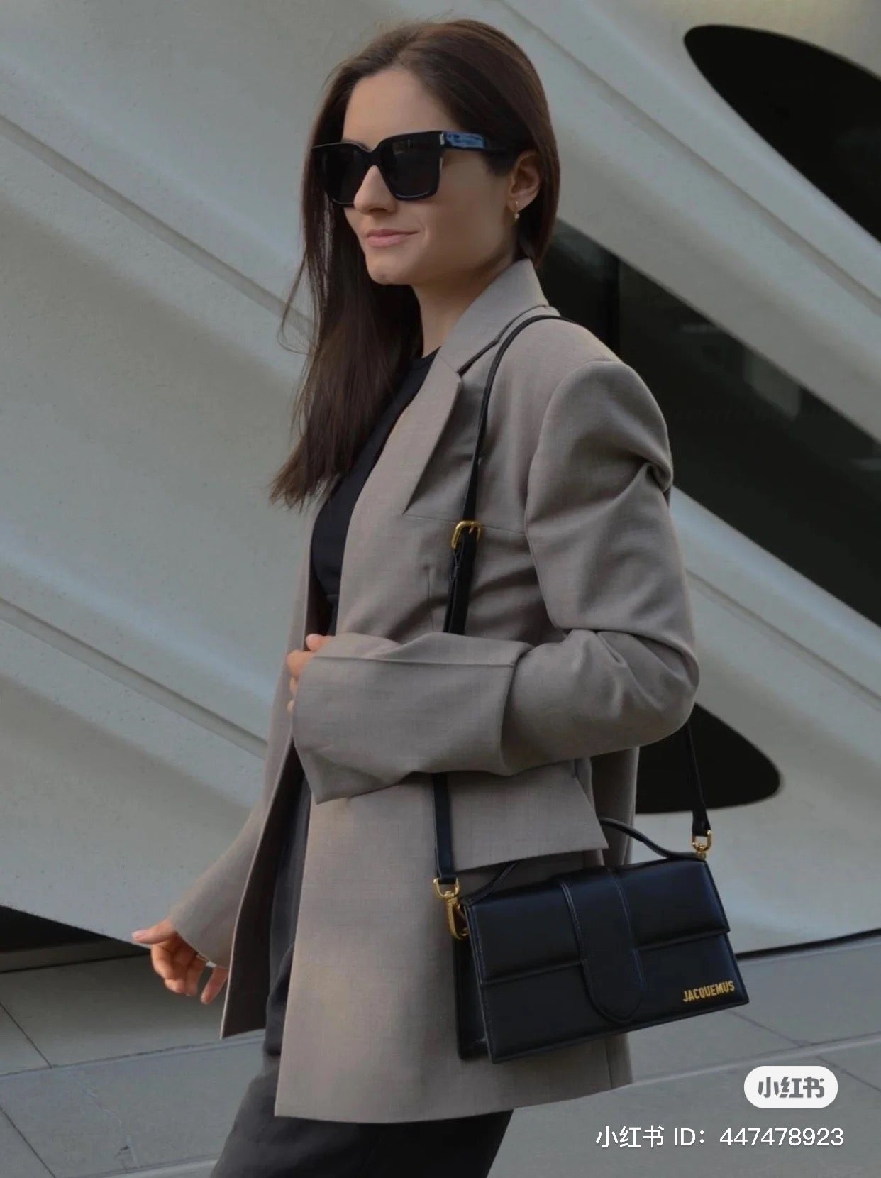 nữ đeo túi JACQUEMUS LE GRAND BAMBINO BLACK/GOLD 213BA007-3000-100