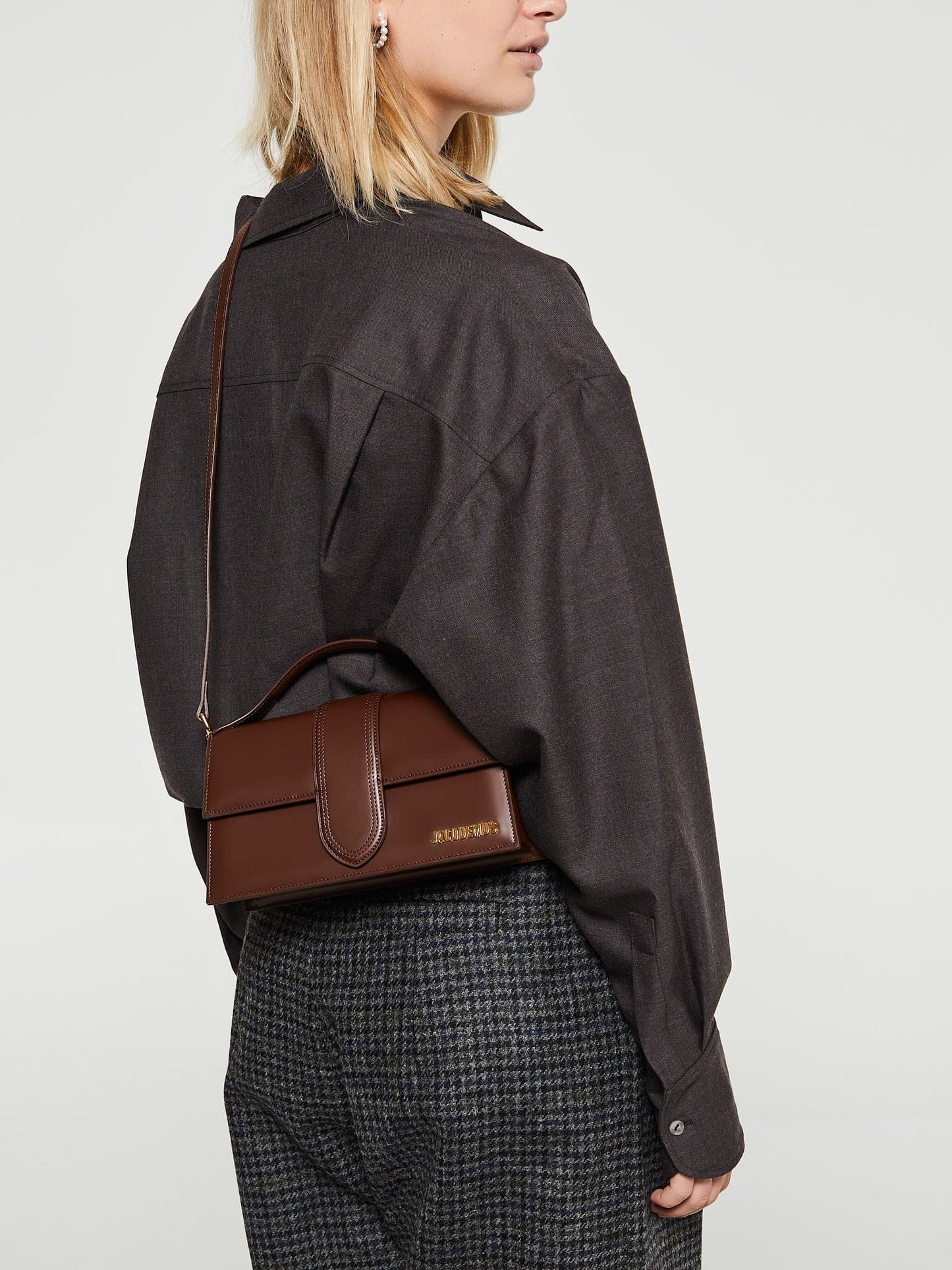 mẫu mang túi Jacquemus Le Grand Bambino Brown 213BA007-3100-850