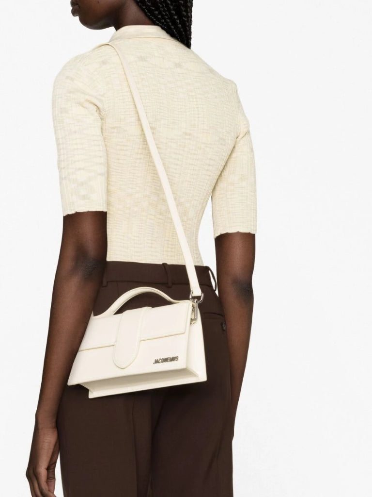 mẫu mang túi JACQUEMUS LE GRAND BAMBINO OFF-WHITE 213BA007-3128-110
