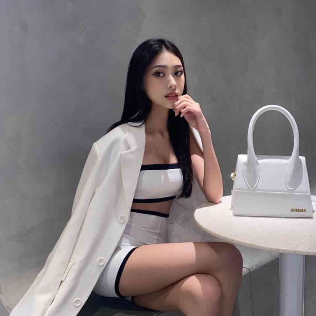 mẫu mang túi JACQUEMUS LE GRAND CHIQUITO LES CLASSIQUES WHITE 213BA003-3000-100
