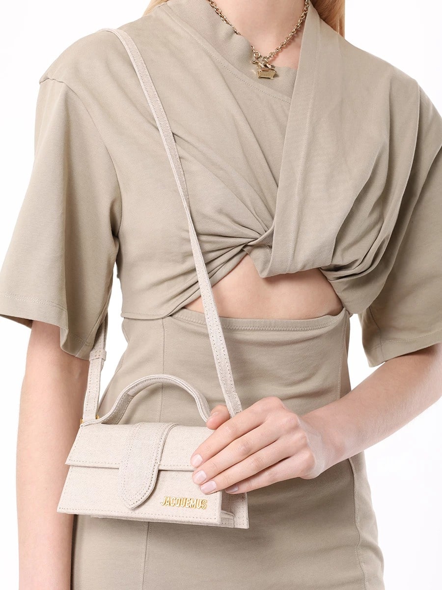 nữ đeo túi Jacquemus The Bambino Light Grey 213BA006-3071-140