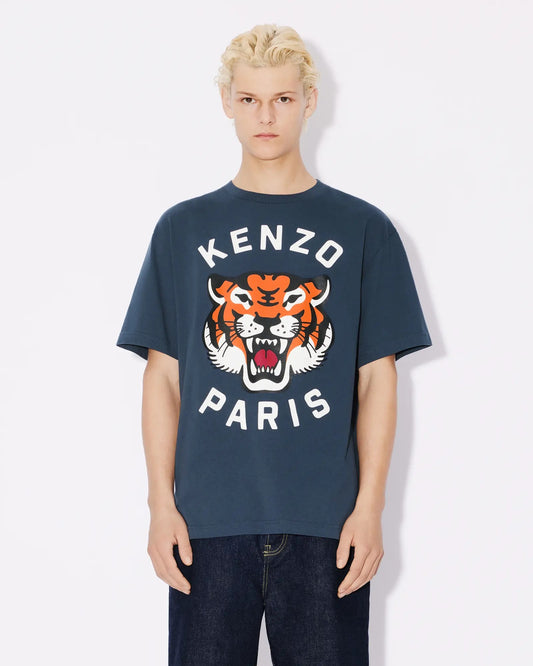 nam mặc áo KENZO LUCKY TIGER OVERSIZED GENDERLESS T-SHIRT MIDNIGHT BLUE FE58TS0064SG.77