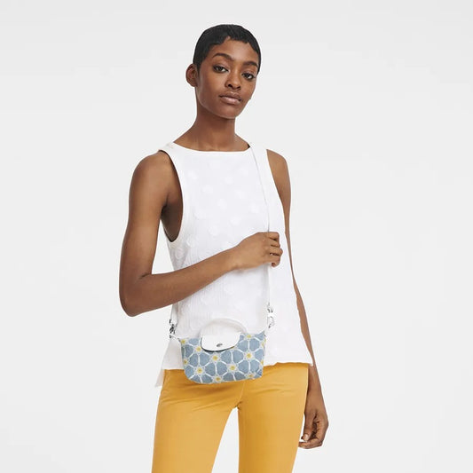 mẫu đeo túi LE PLIAGE MARGUERITES DAISY DENIM MINI POUCH CROSSBODY 34205HEW028