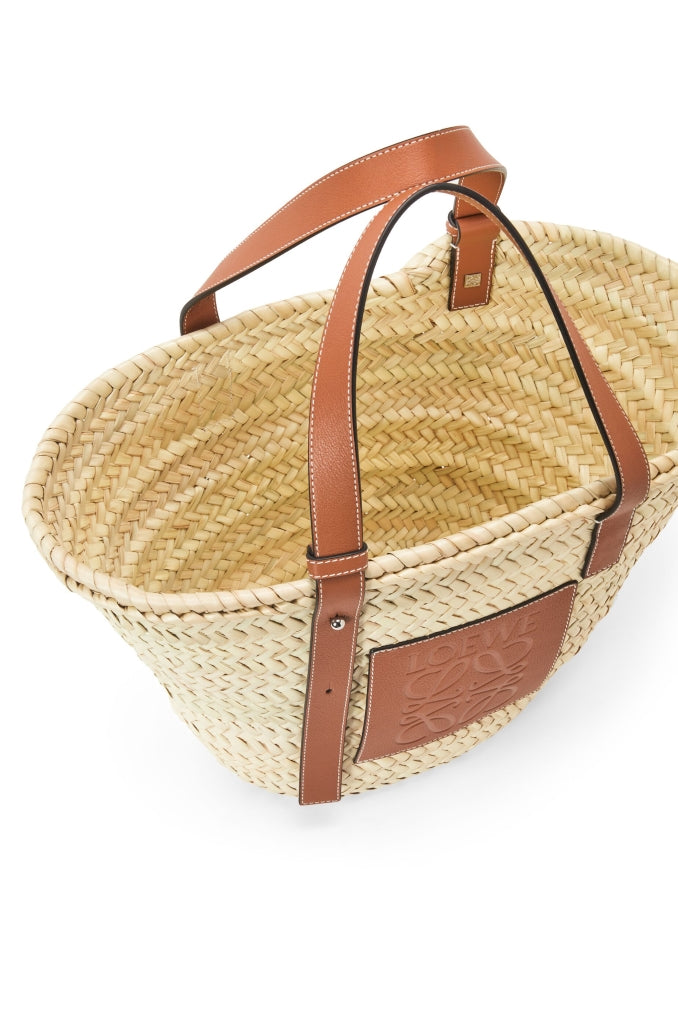 chi tiết túi LOEWE MEDIUM BASKET BAG IN NATURAL/TAN PALM LEAF AND CALFSKIN 327.02.S92