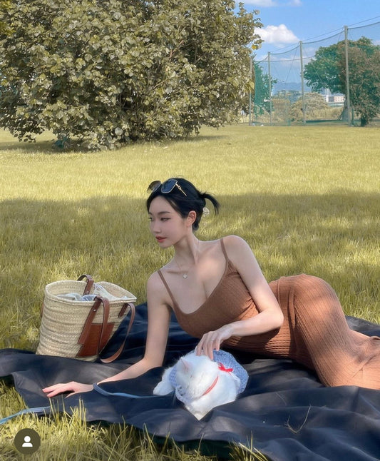 mẫu nữ mang túi LOEWE MEDIUM BASKET BAG IN NATURAL/TAN PALM LEAF AND CALFSKIN 327.02.S92